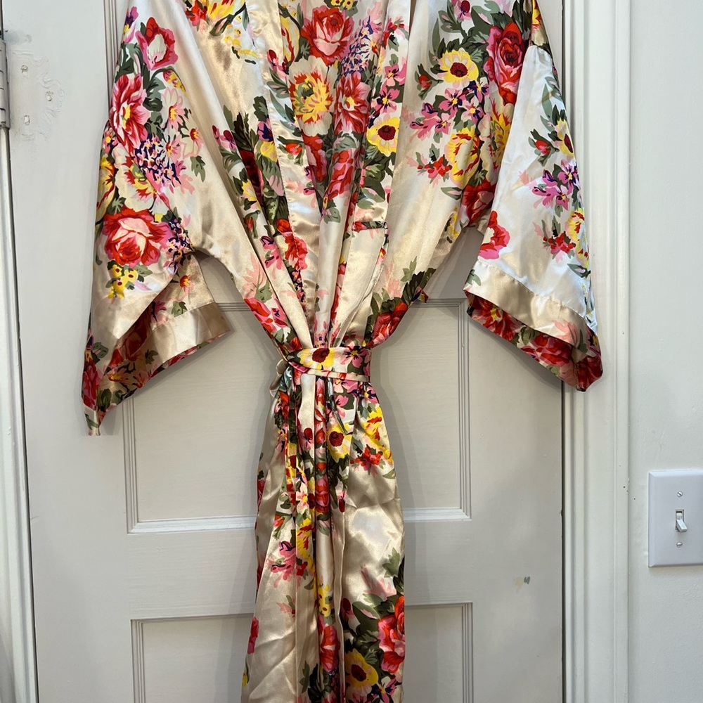 💗Elegant Floral Satin Kimono Robe
Very love shack fancy vibes - Picture 1 of 2